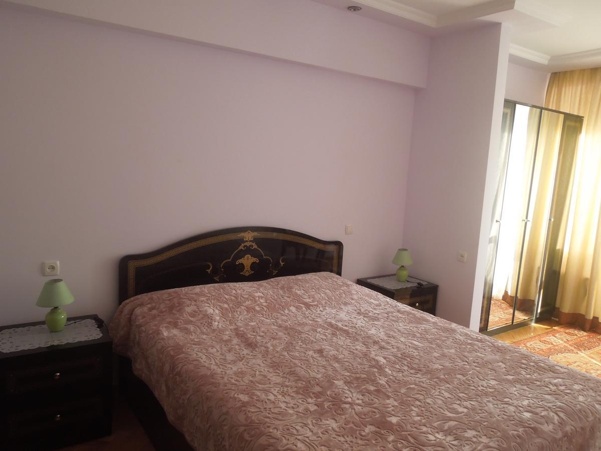 Nellie'S Apartment Batumi Exterior photo
