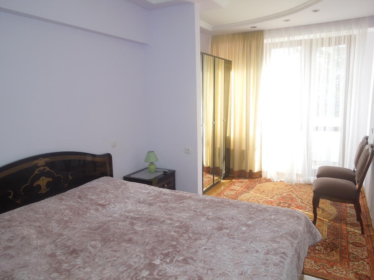 Nellie'S Apartment Batumi Exterior photo